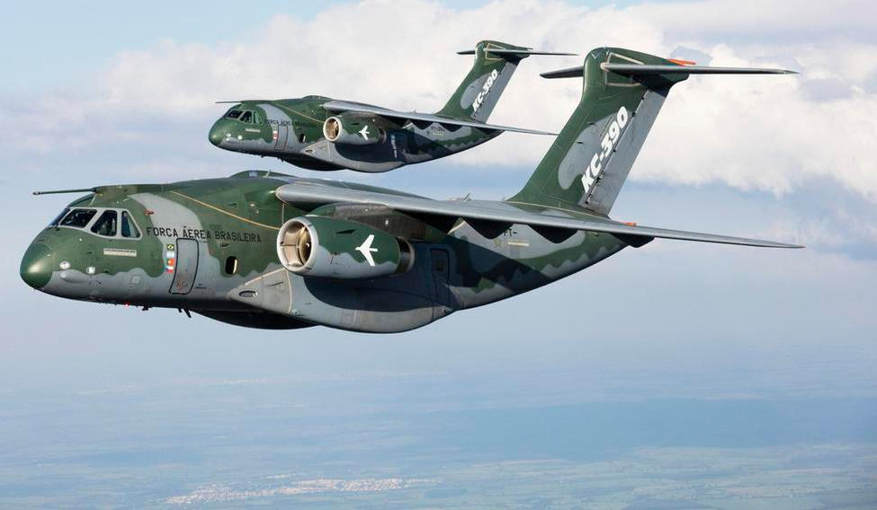 Česká armáda si pořizuje dvojici transportních letounů C-390 od firmy Embraer. První letadlo by mělo v Praze přistát s několikaměsíčním zpožděním v červnu.