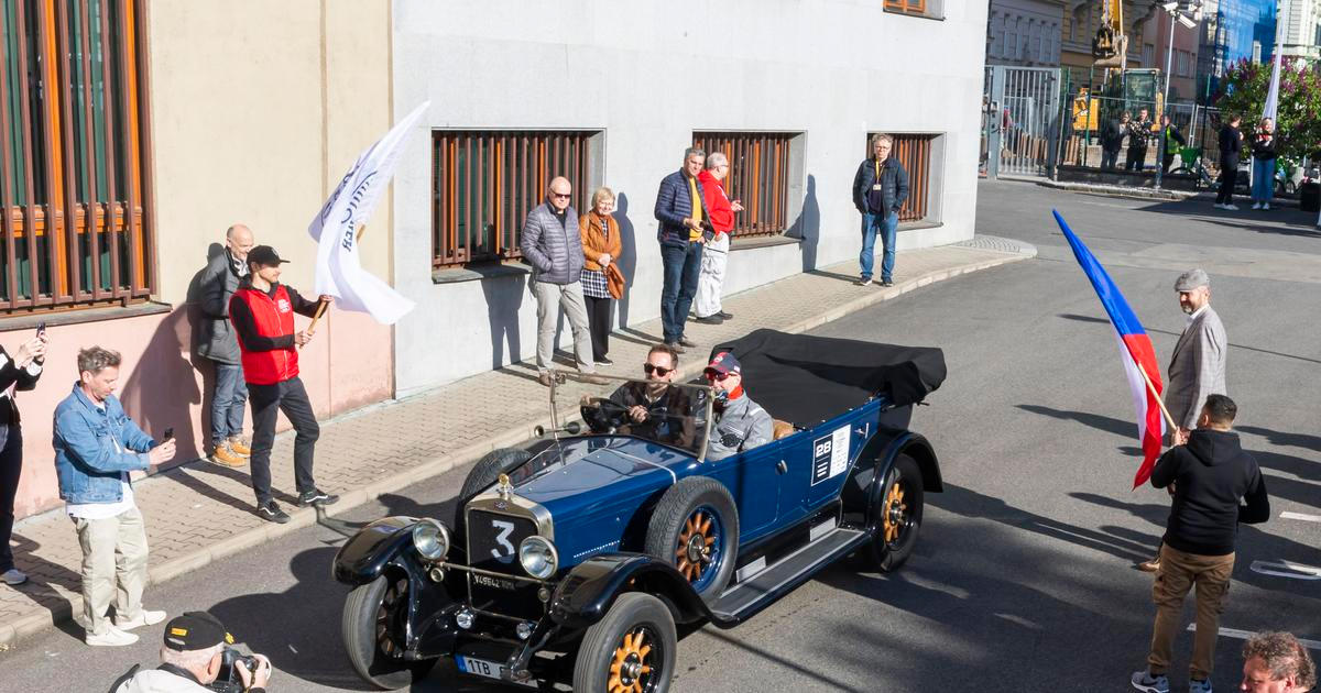 Čtyřicítka veteránů vyrazila do Neapole. Nejstarší unikát ale hned po startu odstavila porucha