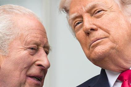 Králova čtyřdenní návštěva je komentátory vnímána jako snaha využít Trumpových sympatií k britským panovníkům a obecně symbolům monarchie k nápravě pošramocených vztahů s britskou vládou.