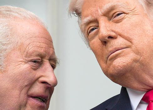 Králova čtyřdenní návštěva je komentátory vnímána jako snaha využít Trumpových sympatií k britským panovníkům a obecně symbolům monarchie k nápravě pošramocených vztahů s britskou vládou.