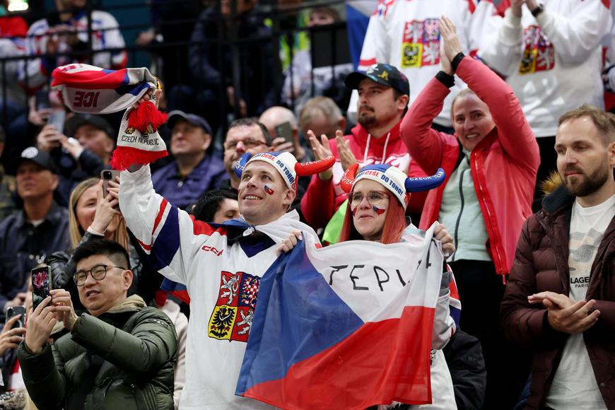 Osmnáctka porazila Finy, na MS si zahraje o medaile. Zámoří sčítá nevídané ztráty