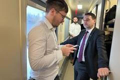 Ministr zahraničí Petr Macinka (vpravo) v pátek ráno ve vlaku do Kyjeva právě dostává od svého mluvčího Daniela Drakea informace, co se přes noc stalo, včetně nočního útoku ruských dronů a raket na Ukrajinu.