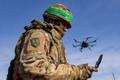 Operátoři brigády Azov cvičí s dronem Vampire („Baba Jaga“). Původně zemědělský stroj unese až 15 kg.