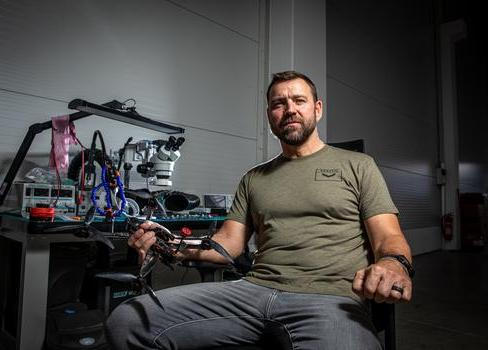 „Chování pana poslance Růžičky dlouhodobě vykazuje snahu zviditelnit se na Skupině D a lidech s touto neziskovou organizací spojených – a to i za cenu lží,“ říká Jan Veverka, spoluzakladatel Skupiny D.