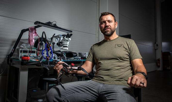 „Chování pana poslance Růžičky dlouhodobě vykazuje snahu zviditelnit se na Skupině D a lidech s touto neziskovou organizací spojených – a to i za cenu lží,“ říká Jan Veverka, spoluzakladatel Skupiny D.