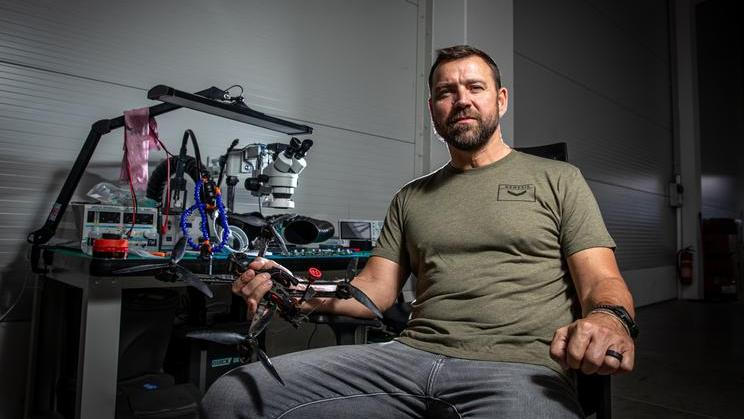 „Chování pana poslance Růžičky dlouhodobě vykazuje snahu zviditelnit se na Skupině D a lidech s touto neziskovou organizací spojených – a to i za cenu lží,“ říká Jan Veverka, spoluzakladatel Skupiny D.