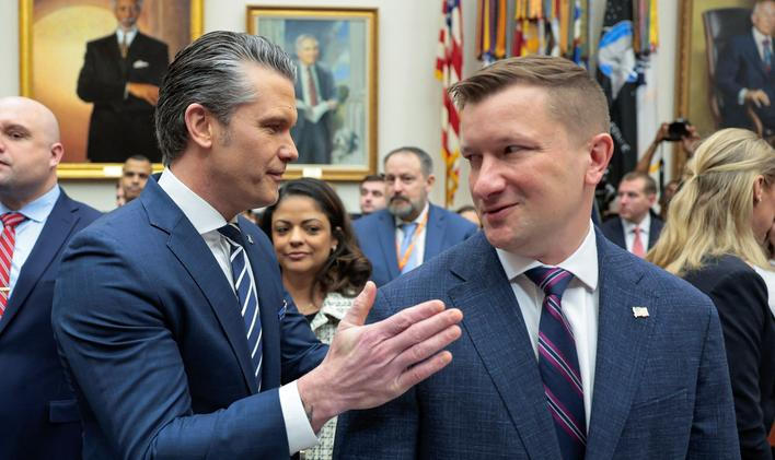 Americký ministr obrany Pete Hegseth (na snímku vlevo) s úředníkem Julesem Hurstem před jednáním výboru pro ozbrojené služby Sněmovny reprezentantů. Foto z 29. dubna 2026.