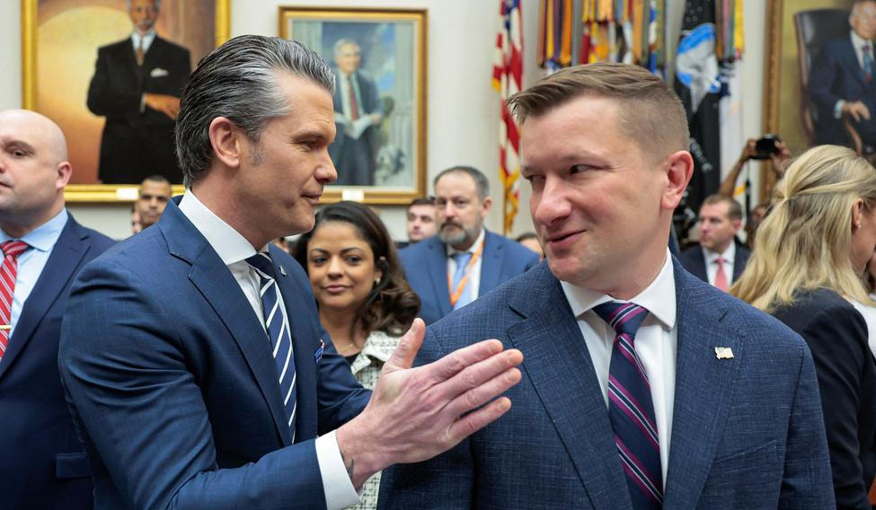 Americký ministr obrany Pete Hegseth (na snímku vlevo) s úředníkem Julesem Hurstem před jednáním výboru pro ozbrojené služby Sněmovny reprezentantů. Foto z 29. dubna 2026.