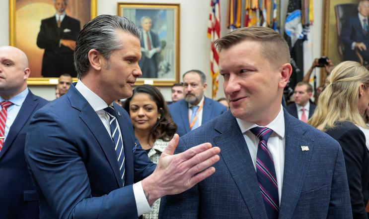 Americký ministr obrany Pete Hegseth (na snímku vlevo) s úředníkem Julesem Hurstem před jednáním výboru pro ozbrojené služby Sněmovny reprezentantů. Foto z 29. dubna 2026.