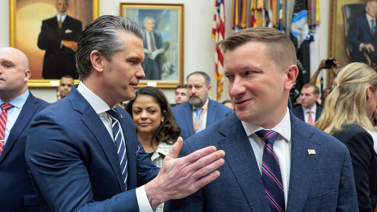 Americký ministr obrany Pete Hegseth (na snímku vlevo) s úředníkem Julesem Hurstem před jednáním výboru pro ozbrojené služby Sněmovny reprezentantů. Foto z 29. dubna 2026.