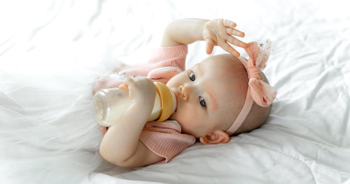 „Rodiče stále volají.“ Hrozba otravy kojenců trvá. Poslanci si dupli na Babišovy ministry