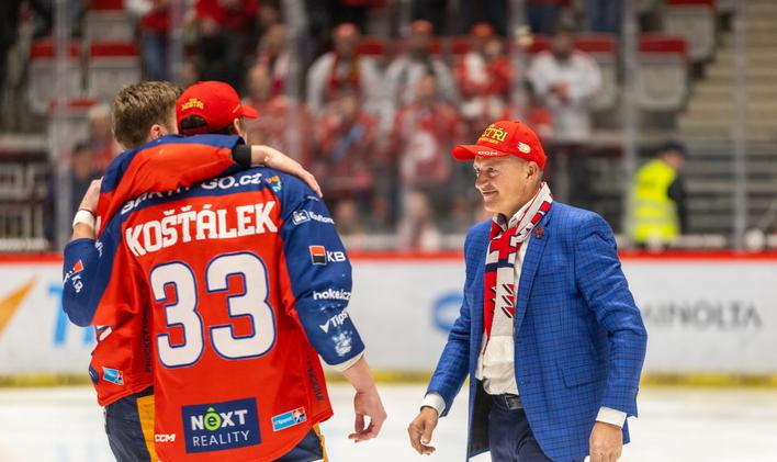 Pardubický obránce Jan Košťálek a majitel Petr Dědek při oslavách titulu