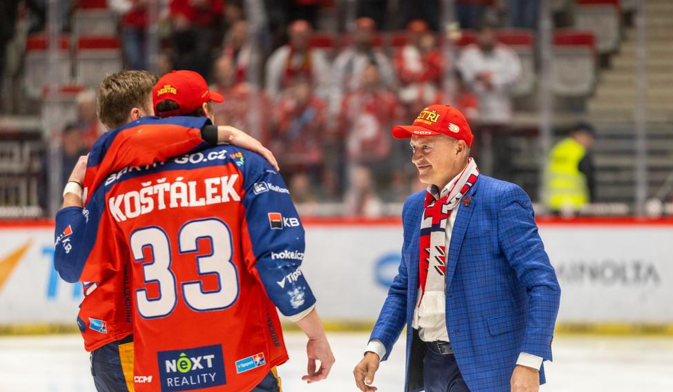 Pardubický obránce Jan Košťálek a majitel Petr Dědek při oslavách titulu