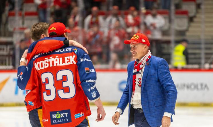 Pardubický obránce Jan Košťálek a majitel Petr Dědek při oslavách titulu