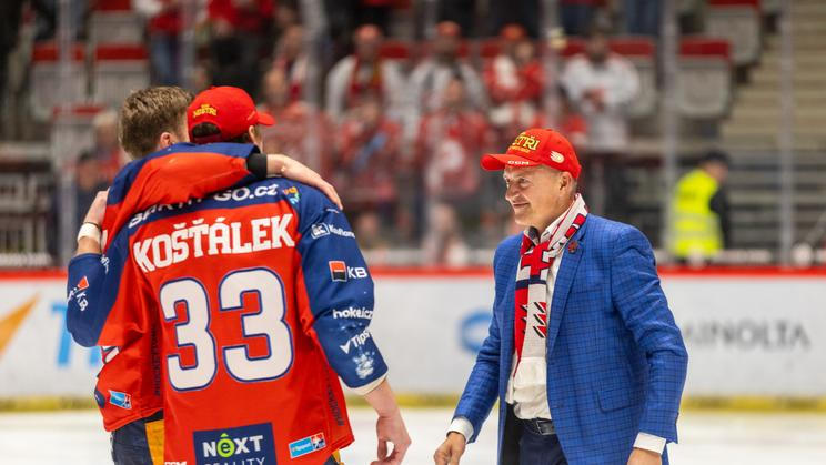 Pardubický obránce Jan Košťálek a majitel Petr Dědek při oslavách titulu