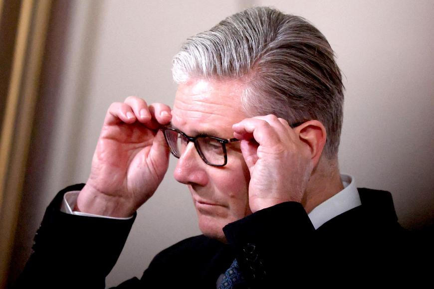 Nařídil to „El Money“. Útoky na majetek britského premiéra měla platit tajemná postava