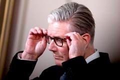 Z analyzované komunikace na platformě Telegram vyplynulo, že „El Money“ komunikoval rusky. Útoky mířily na majetek spojený s britským premiérem Keirem Starmerem (na snímku).