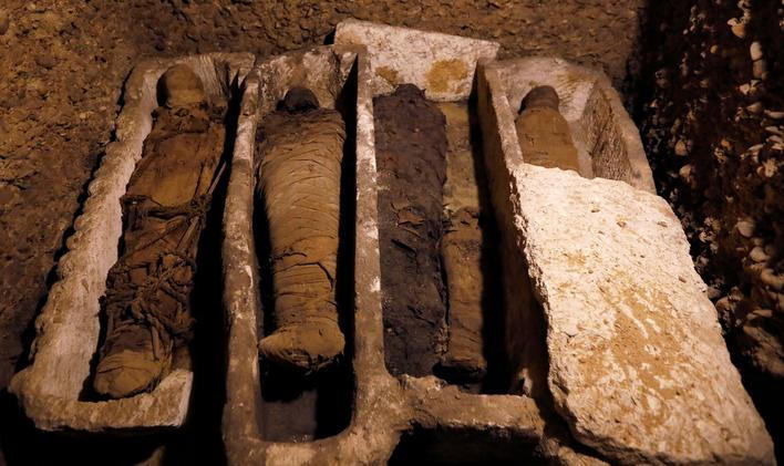 Archeologové objevili v egyptské provincii Mínjá jižně od Káhiry starověké pohřební komory, ve kterých se nachází asi 40 mumií různé velikosti i pohlaví.