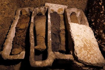 Archeologové objevili v egyptské provincii Mínjá jižně od Káhiry starověké pohřební komory, ve kterých se nachází asi 40 mumií různé velikosti i pohlaví.