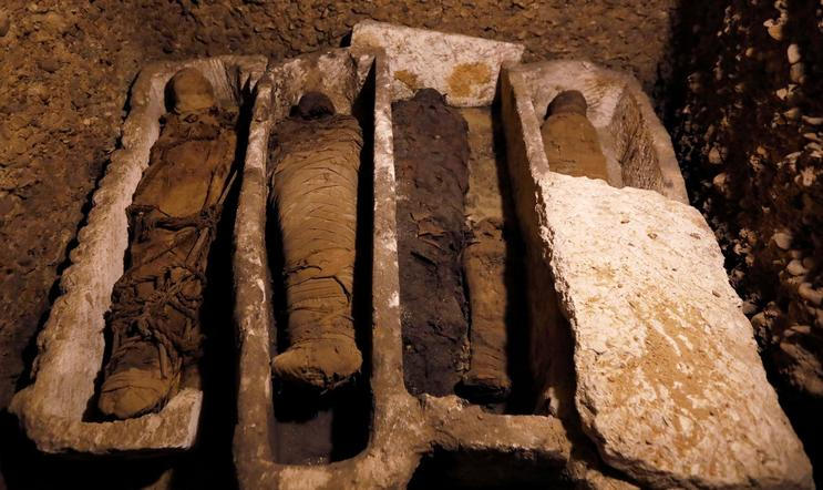 Archeologové objevili v egyptské provincii Mínjá jižně od Káhiry starověké pohřební komory, ve kterých se nachází asi 40 mumií různé velikosti i pohlaví.