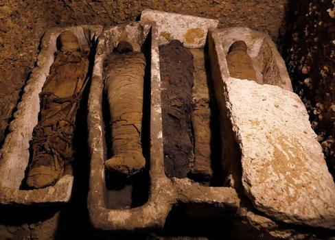 Archeologové objevili v egyptské provincii Mínjá jižně od Káhiry starověké pohřební komory, ve kterých se nachází asi 40 mumií různé velikosti i pohlaví.
