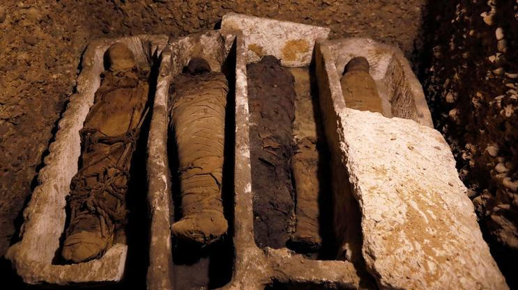 Archeologové objevili v egyptské provincii Mínjá jižně od Káhiry starověké pohřební komory, ve kterých se nachází asi 40 mumií různé velikosti i pohlaví.