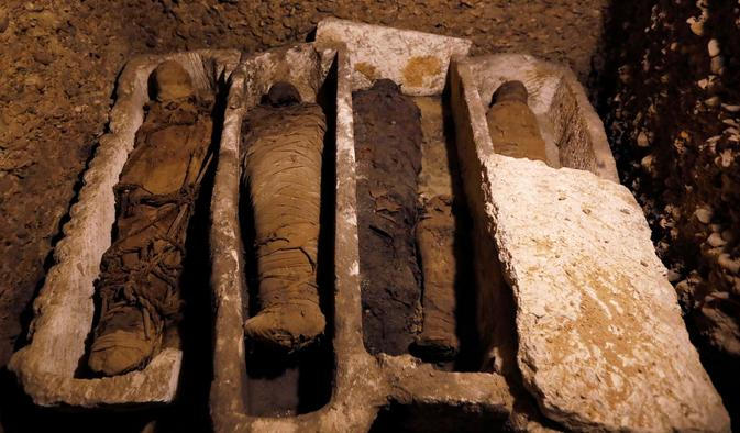 Archeologové objevili v egyptské provincii Mínjá jižně od Káhiry starověké pohřební komory, ve kterých se nachází asi 40 mumií různé velikosti i pohlaví.