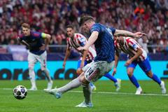 Viktor Gyökeres z Arsenalu dává gól z penalty v prvním semifinále Ligy mistrů Atlético Madrid - Arsenal