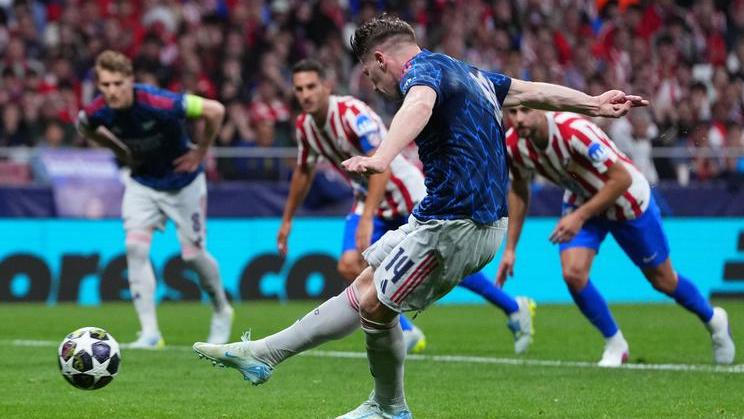 Viktor Gyökeres z Arsenalu dává gól z penalty v prvním semifinále Ligy mistrů Atlético Madrid - Arsenal
