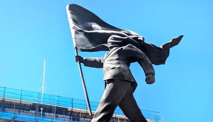 Kašírovaná socha muže oslepeného vlajkou podepsaná „Banksy“ se objevila na Waterloo Place. 