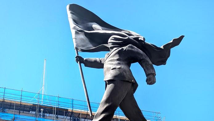 Kašírovaná socha muže oslepeného vlajkou podepsaná „Banksy“ se objevila na Waterloo Place. 