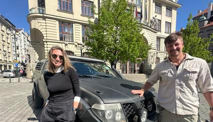 Cestovatel Tomáš Vaňourek se svou kolegyní Lindou Piknerovou po návratu z africké cesty s autem, které je doprovázelo celých pět let.