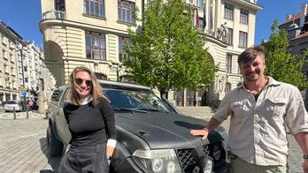 Cestovatel Tomáš Vaňourek se svou kolegyní Lindou Piknerovou po návratu z africké cesty s autem, které je doprovázelo celých pět let.