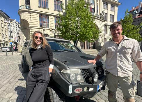Cestovatel Tomáš Vaňourek se svou kolegyní Lindou Piknerovou po návratu z africké cesty s autem, které je doprovázelo celých pět let.