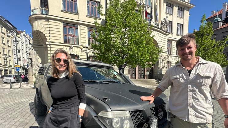 Cestovatel Tomáš Vaňourek se svou kolegyní Lindou Piknerovou po návratu z africké cesty s autem, které je doprovázelo celých pět let.