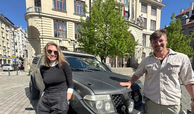 Cestovatel Tomáš Vaňourek se svou kolegyní Lindou Piknerovou po návratu z africké cesty s autem, které je doprovázelo celých pět let.