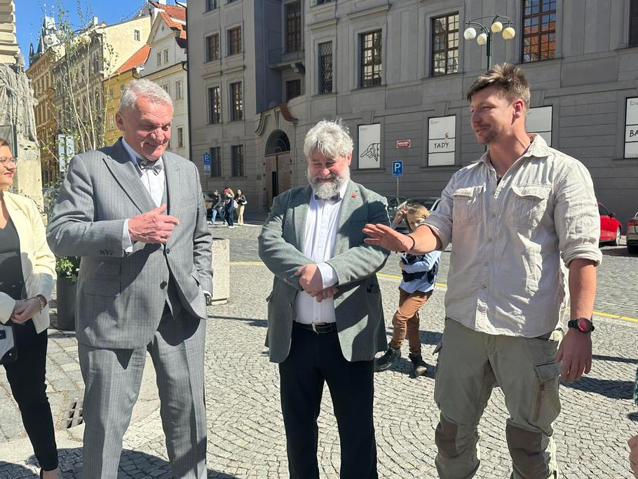 Na návrat cestovatele Tomáše Vaňourka a související výstavu se přišel podívat mimo jiné pražský primátor Bohuslav Svoboda, který na místě vydržel téměř hodinu.