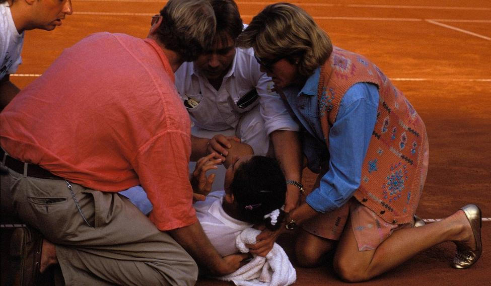 Monica Seles (USA) ist nach einer Messerattacke zusammengebrochen und wird von Helfern versorgt