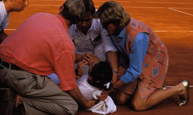 Monica Seles (USA) ist nach einer Messerattacke zusammengebrochen und wird von Helfern versorgt