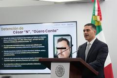 Šéf mexické bezpečnosti Omar García Harfuch hovoří na tiskové konferenci o zadržení vůdců kartelu Jalisco New Generation Audiase Florese Silvy, známého pod přezdívkou „El Jardinero“ neboli Zahradník, a Césara Alejandra, známého pod přezdívkou „Guero Conta“ neboli „Účetní“ (Mexico City, 28. dubna 2026).