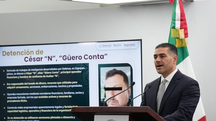 Šéf mexické bezpečnosti Omar García Harfuch hovoří na tiskové konferenci o zadržení vůdců kartelu Jalisco New Generation Audiase Florese Silvy, známého pod přezdívkou „El Jardinero“ neboli Zahradník, a Césara Alejandra, známého pod přezdívkou „Guero Conta“ neboli „Účetní“ (Mexico City, 28. dubna 2026).
