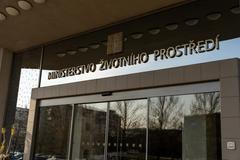 Ministerstvo životního prostředí, MŽP, budova, vchod, nápis, logo, označení