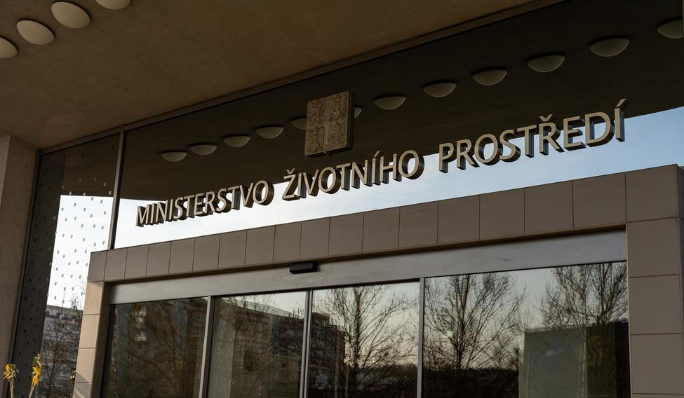 Ministerstvo životního prostředí, MŽP, budova, vchod, nápis, logo, označení