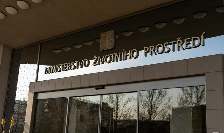 Ministerstvo životního prostředí, MŽP, budova, vchod, nápis, logo, označení
