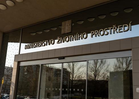 Ministerstvo životního prostředí, MŽP, budova, vchod, nápis, logo, označení