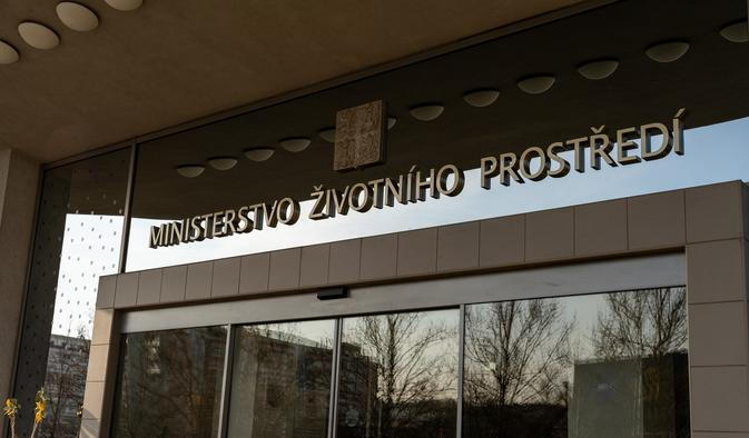 Ministerstvo životního prostředí, MŽP, budova, vchod, nápis, logo, označení
