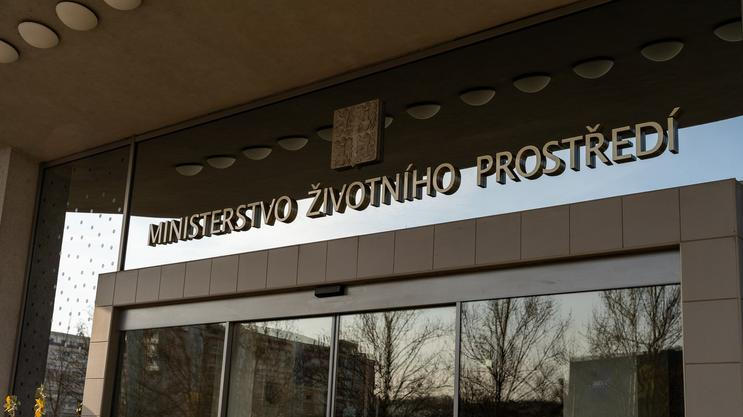 Ministerstvo životního prostředí, MŽP, budova, vchod, nápis, logo, označení