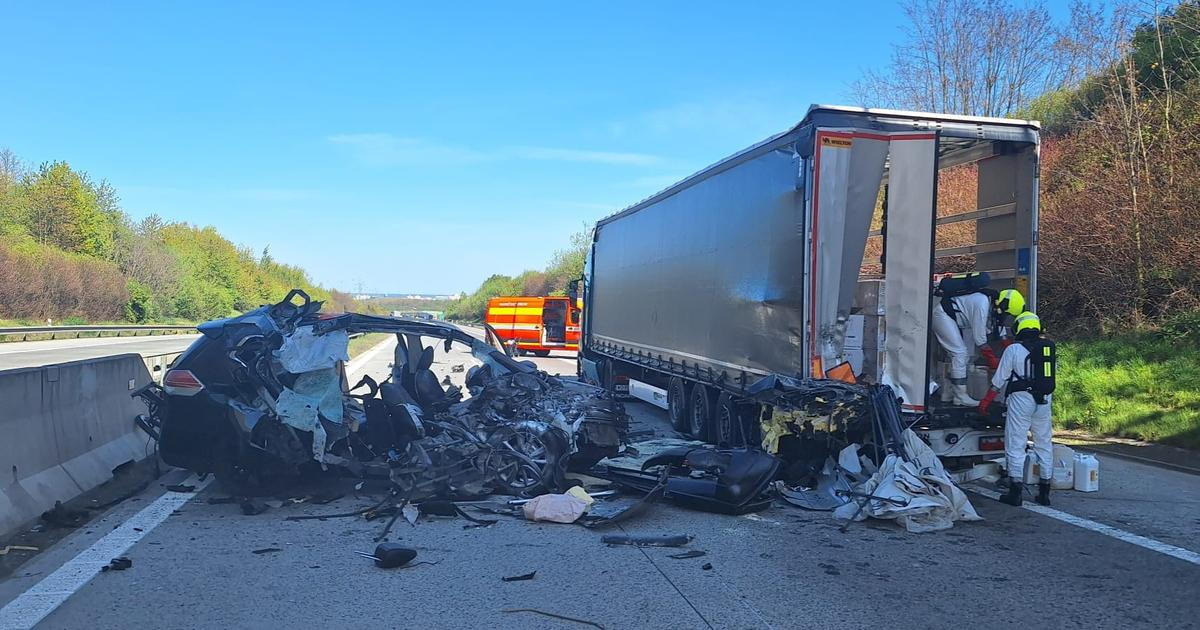 Nehoda kamionu s herbicidy zastavila provoz na D1. Hasiči zasahují ve speciálních oblecích