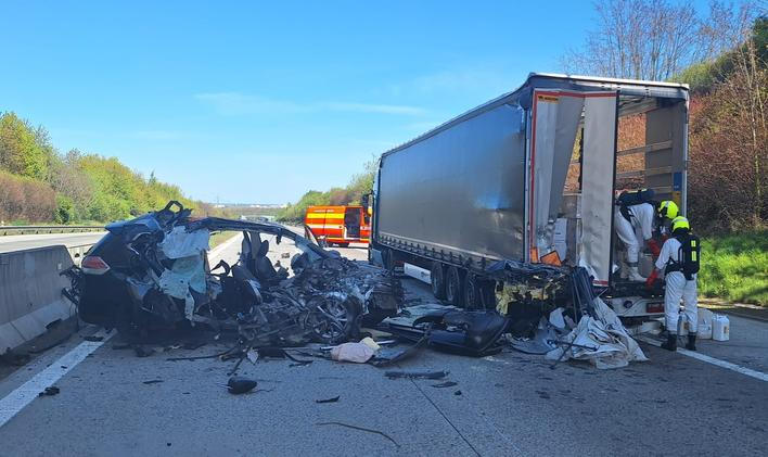 Nehoda kamionu a osobního vozu zastavila ve čtvrtek odpoledne v Ostravě provoz na dálnici D1. 