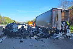 Nehoda kamionu a osobního vozu zastavila ve čtvrtek odpoledne v Ostravě provoz na dálnici D1. 